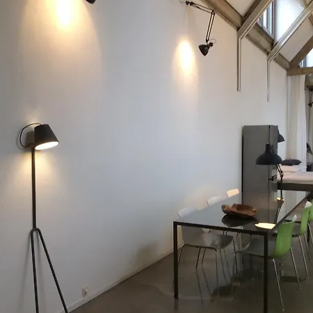 Giant Canal Loft شقة